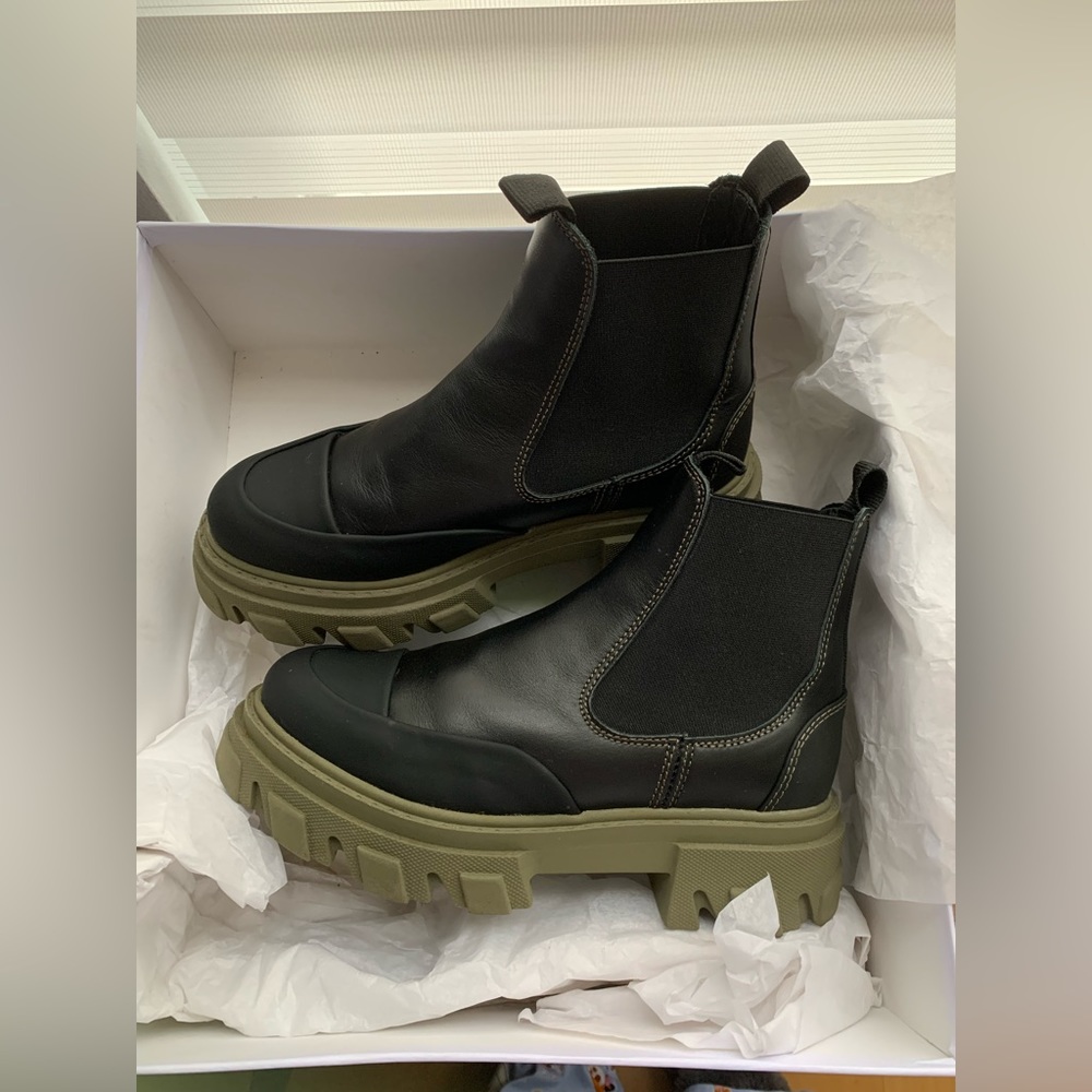 Ganni Calf Leather Low Chelsea Boots Black/Green, Lug Sole Chelsea Boots